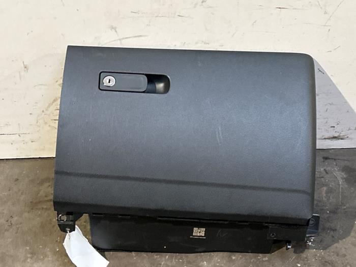 Schowek w desce rozdzielczej Mercedes C-Klasse