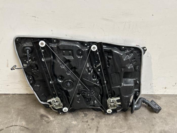 Mechanizm szyby prawej przedniej wersja 4-drzwiowa Mercedes C-Klasse