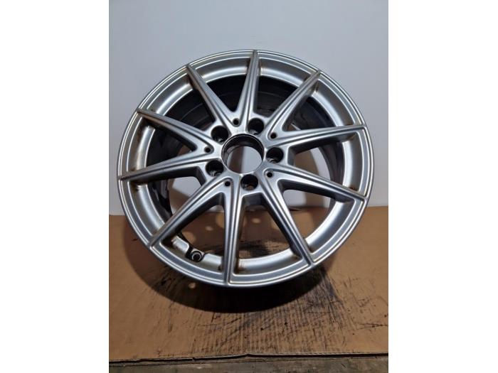 Llanta Mercedes CLA