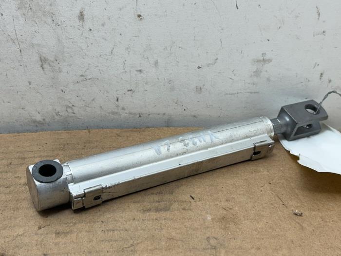 Silownik dachu cabrio Mercedes SLK