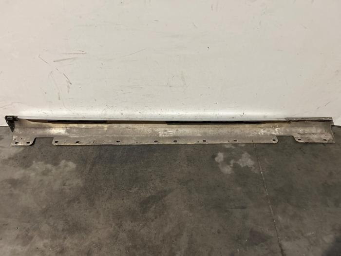 Dorpel links Mercedes E-Klasse