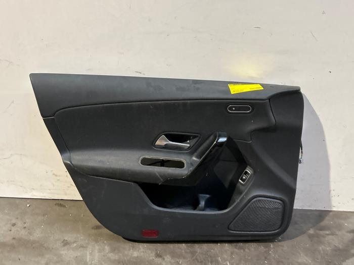 Tapicerka drzwi lewych przednich wersja 4-drzwiowa Mercedes CLA