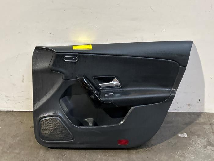 Tapicerka drzwi prawych przednich wersja 4-drzwiowa Mercedes CLA