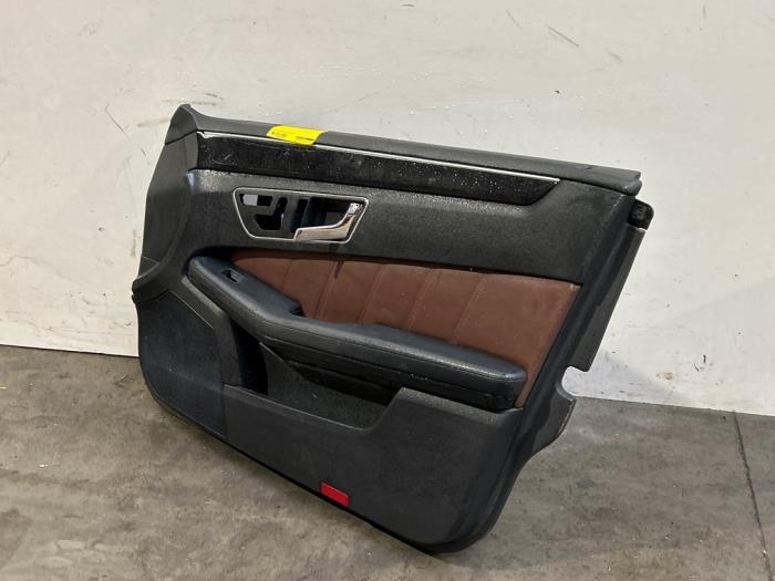 Tapicerka drzwi prawych przednich wersja 4-drzwiowa Mercedes E-Klasse