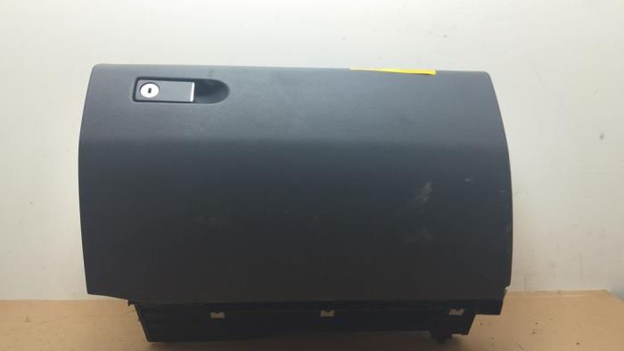 Schowek w desce rozdzielczej Mercedes E-Klasse