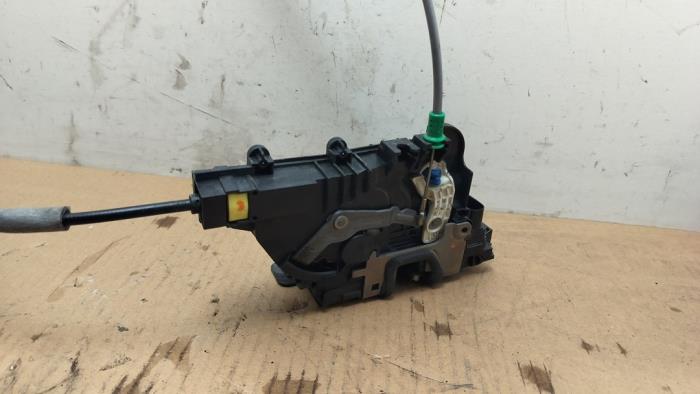 Mechanizm blokady drzwi prawych przednich wersja 4-drzwiowa Mercedes Vito