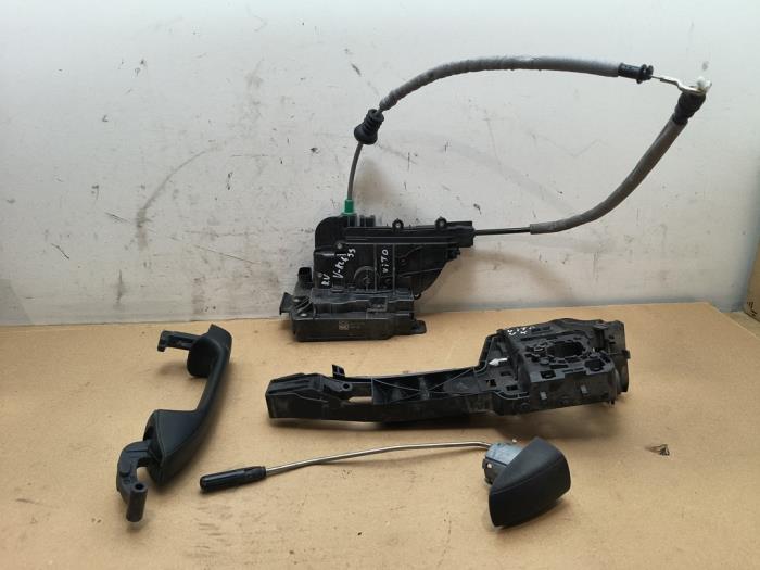 Mechanizm blokady drzwi prawych przednich wersja 4-drzwiowa Mercedes Vito