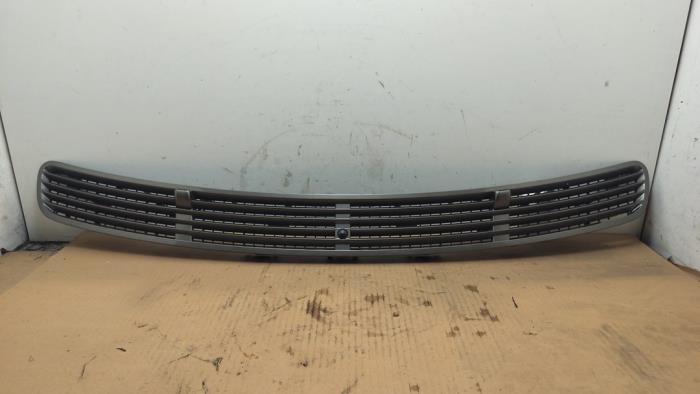 Kratka wentylacyjna pokrywy silnika srodkowa Mercedes E-Klasse