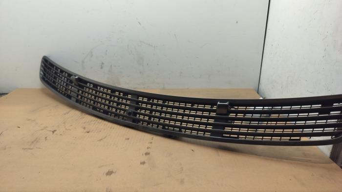 Kratka wentylacyjna pokrywy silnika srodkowa Mercedes E-Klasse