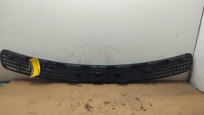 Kratka wentylacyjna pokrywy silnika srodkowa Mercedes E-Klasse