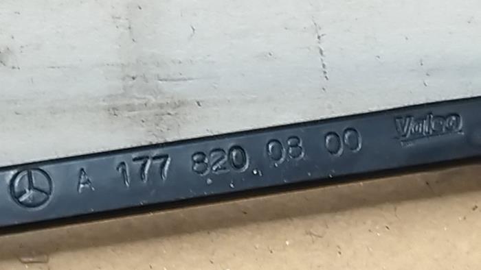 Ramie wycieraczki przedniej Mercedes CLA