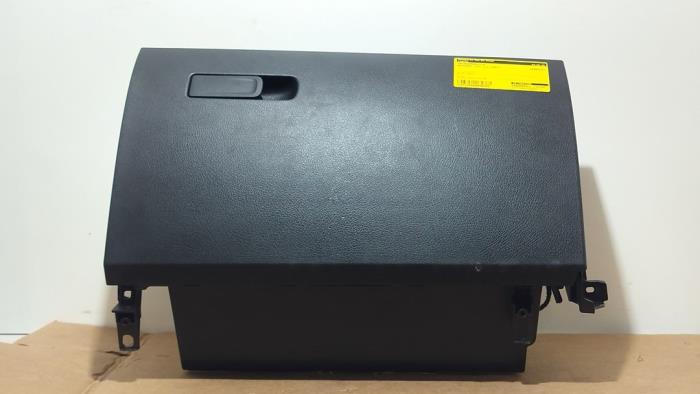 Schowek w desce rozdzielczej Mercedes CLA