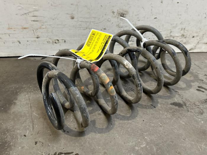 Muelle helicoidal detrás Mercedes CLA