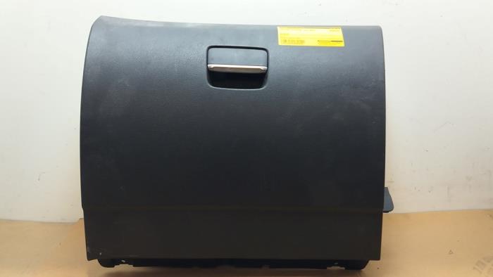 Schowek w desce rozdzielczej Mercedes B-Klasse