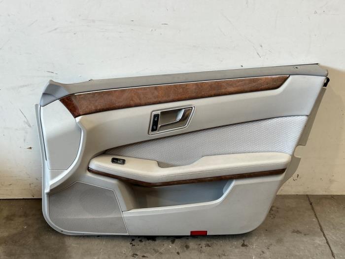 Tapicerka drzwi prawych przednich wersja 4-drzwiowa Mercedes E-Klasse