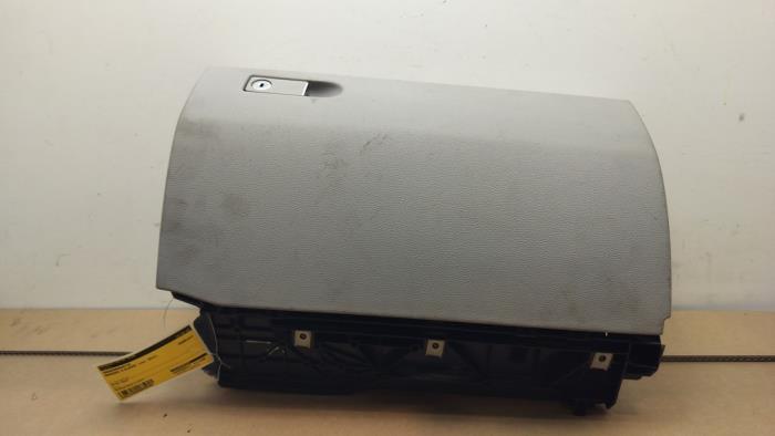 Schowek w desce rozdzielczej Mercedes E-Klasse