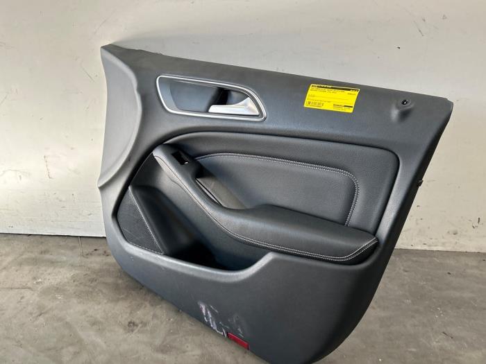 Tapicerka drzwi prawych przednich wersja 4-drzwiowa Mercedes B-Klasse