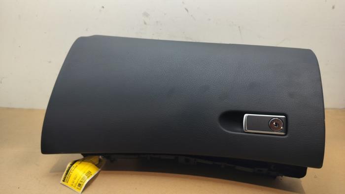 Schowek w desce rozdzielczej Mercedes E-Klasse