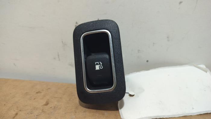 Przelacznik klapy wlewu paliwa Mercedes CLA