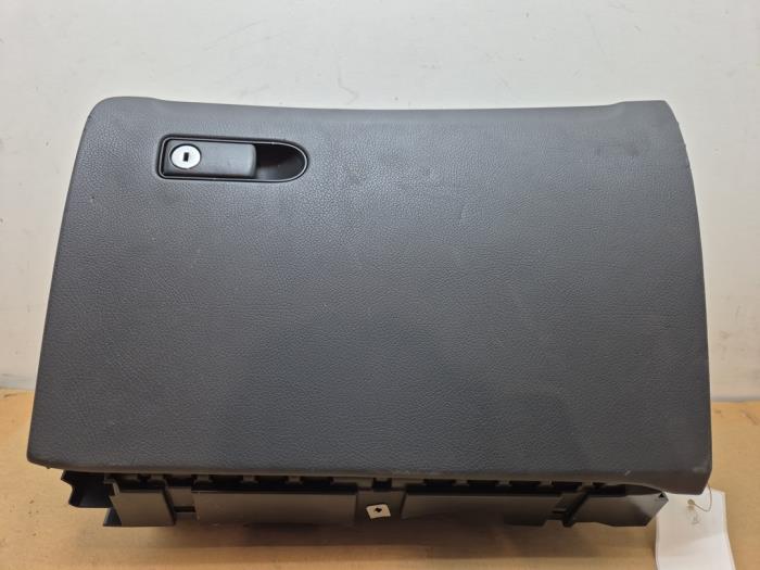 Schowek w desce rozdzielczej Mercedes GLC-Klasse