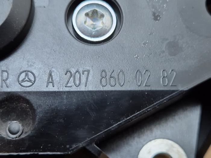 Seatbelt feeder right Mercedes E-Klasse