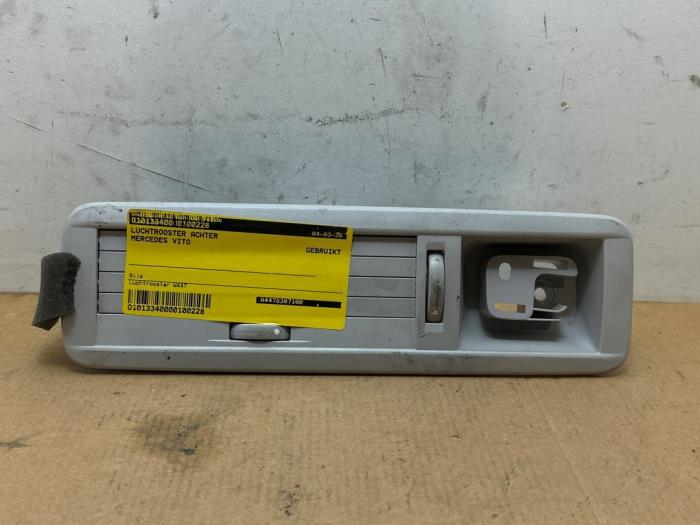 Luchtrooster achter Mercedes Vito