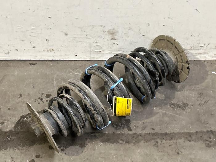 Muelle helicoidal detrás Mercedes Vito