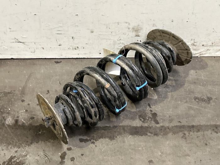 Muelle helicoidal detrás Mercedes Vito