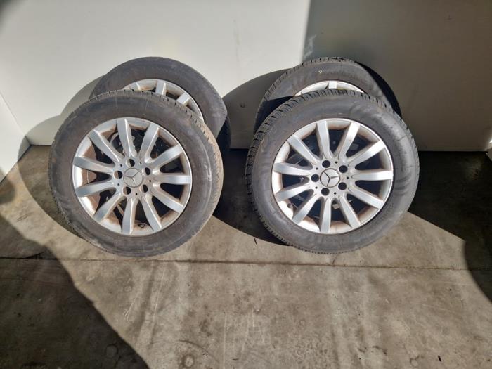 Zestaw obreczy i opon Mercedes E-Klasse