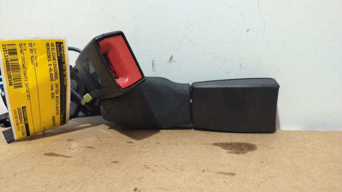 Insertion ceinture de sécurité arrière droite Mercedes E-Klasse