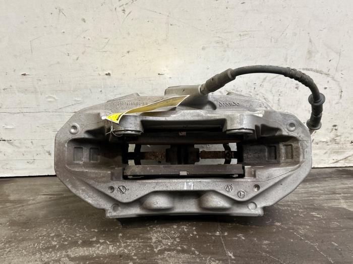 Remklauw (Tang) links-voor Mercedes EQE