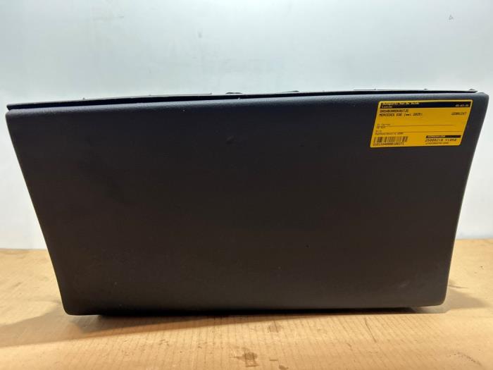 Schowek w desce rozdzielczej Mercedes EQE