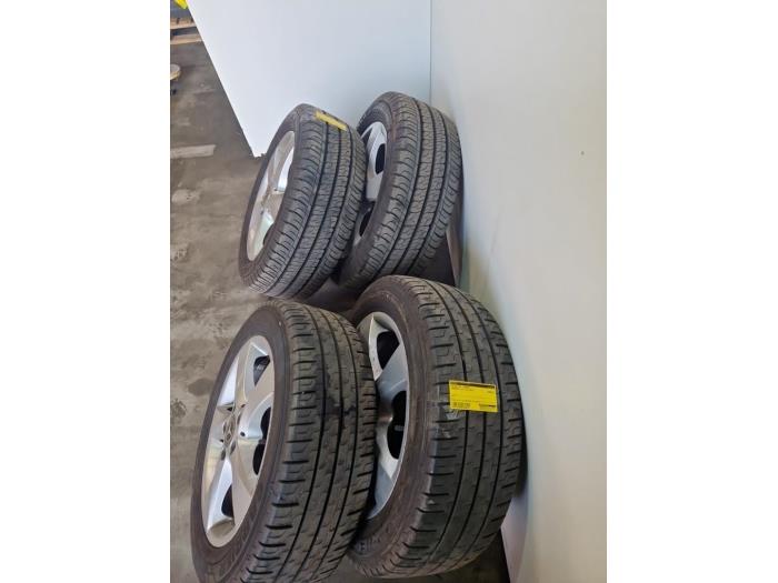 Zestaw obreczy i opon Mercedes Vito