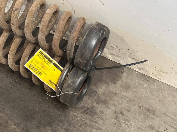 Muelle helicoidal detrás Mercedes E-Klasse