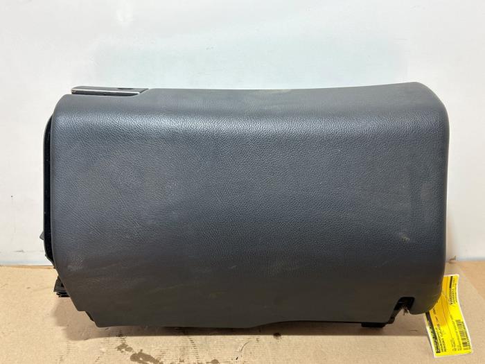 Schowek w desce rozdzielczej Mercedes C-Klasse