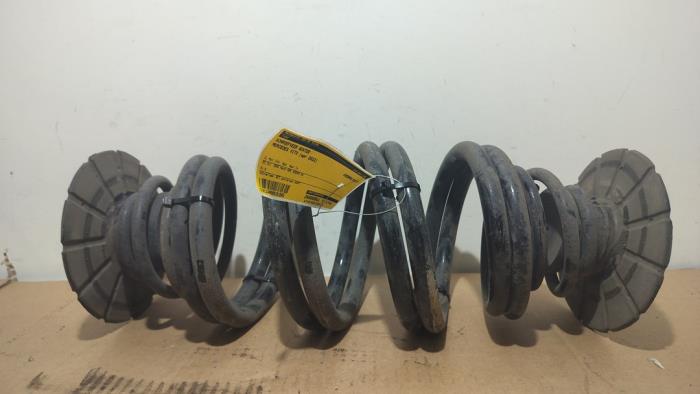 Muelle helicoidal detrás Mercedes Vito