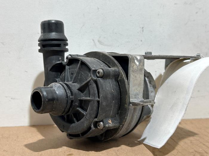 Water pump Mercedes CLA