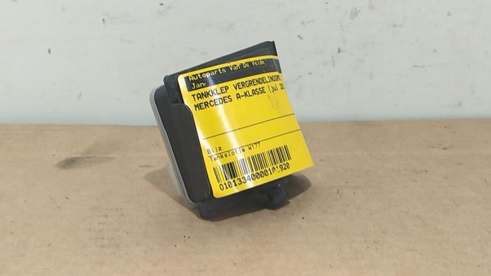 Moteur de verrouillage clapet réservoir Mercedes A-Klasse