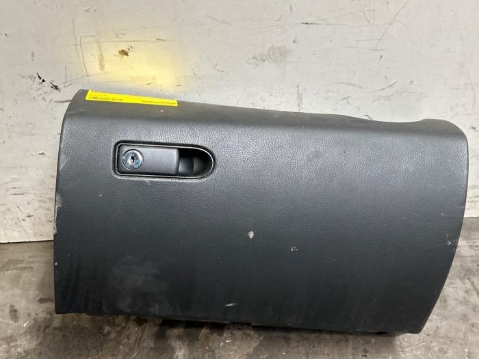 Schowek w desce rozdzielczej Mercedes C-Klasse