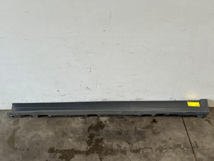 Umbral izquierda Mercedes EQA