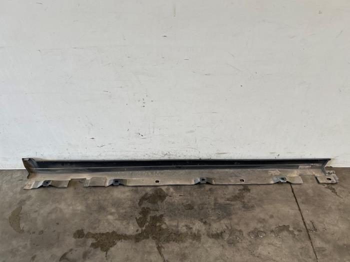 Umbral izquierda Mercedes EQA