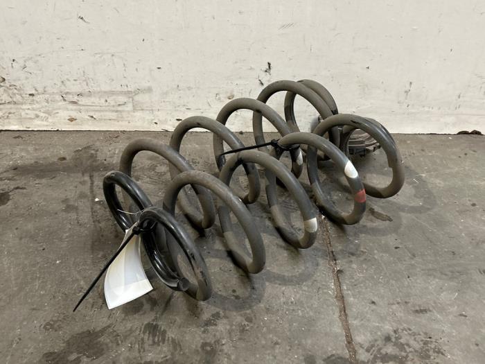 Muelle helicoidal detrás Mercedes EQA