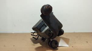 ABS Pomp van een Mercedes-Benz ML I (163) 350 3.7 V6 18V 2003