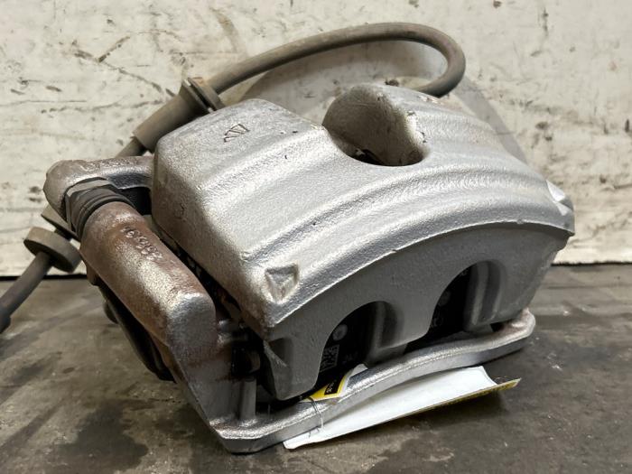 Remklauw (Tang) links-voor Mercedes EQA