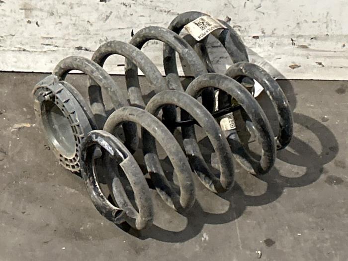 Muelle helicoidal detrás Mercedes GLB-Klasse