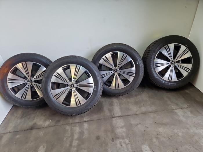 Felgen Set + Reifen Mercedes EQA