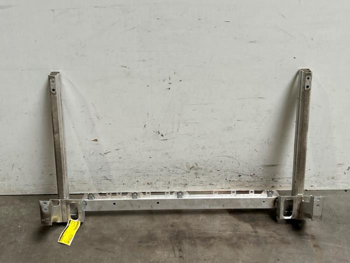 Radiateurbalk Mercedes EQA