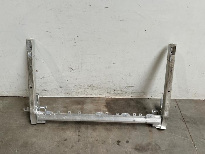 Radiateurbalk Mercedes EQA