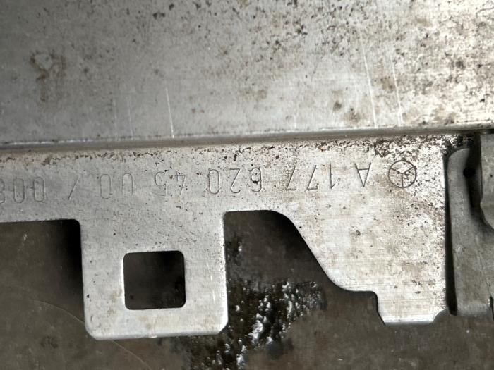 Radiateurbalk Mercedes EQA