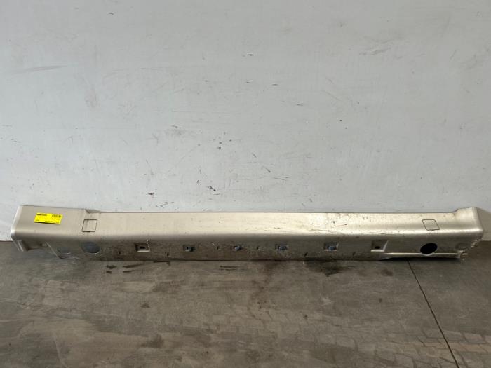 Dorpel links Mercedes C-Klasse